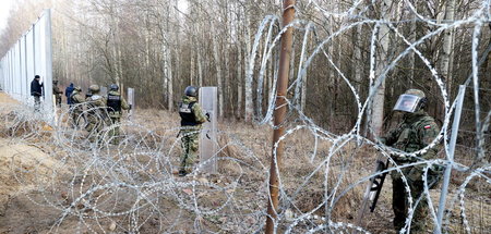 Bauarbeiten für die Mauer an der polnisch-belarussischen Grenze ...