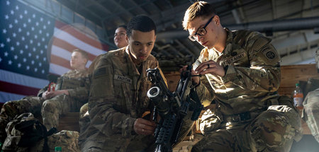 Soldaten der 82. Luftlandedivision der US-Armee reinigen ihre Wa...