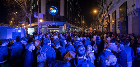 Anhänger von Madrids Regionalpräsidentin Ayuso protestieren gege...