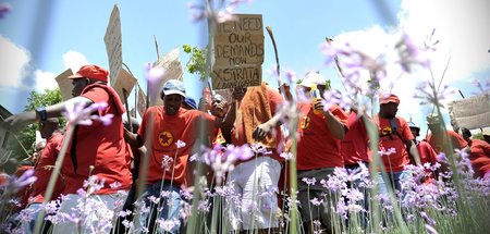 Südafrikanische Minenarbeiter bei einer Demonstration (Johannesb...
