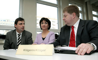 Die Klägerin mit ihren Anwälten vor dem Wiesbadener Arbeitsgeric... Die Klägerin mit ihren Anwälten vor dem Wiesbadener Arbeitsgeric...