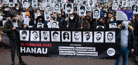 Teilnehmer der Gedenkveranstaltung auf dem Marktplatz in Hanau a...