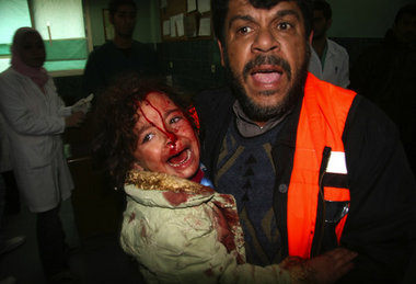 Gaza, 1. Januar: Ein Santitäter bringt ein Kind in den Behandlun... Gaza, 1. Januar: Ein Santitäter bringt ein Kind in den Behandlun...