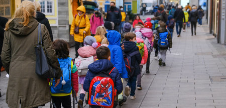 Kindergartenkinder mit Betreuerinnen in NRWs Landeshauptstadt Dü...