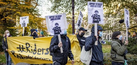 Kuriere demonstrieren für bessere Arbeitsbedingungen vor dem Hau...