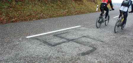 Hakenkreuze und Hitlergruß genießen weiterhin den Schutz der Reg...