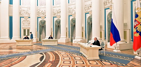 Russlands Präsident Putin (r.) bei einer Zeremonie zum Unterzeic...