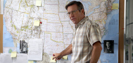 Der ehemalige Colonel Roger Charles (Dennis Quaid) berät als Mil...
