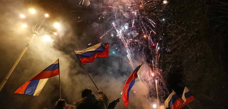 Freudenfeuerwerk am Montag über den Straßen von Donezk