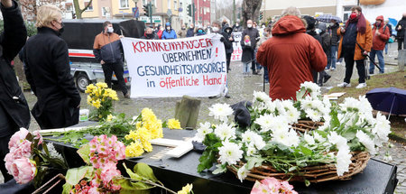 Begräbnisszene, die es nach der Sozialisierung des Gesundheitsse...