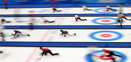 Aufwärmen, bitte: Chinesisches und schwedisches Curling-Team (Be...