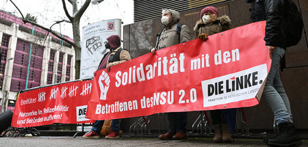 Gegen rechte Seilschaften im Staat: Protest zum Prozessauftakt i...