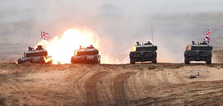 Panzer der britischen Armee feuert während der NATO-Übung »Iron ...