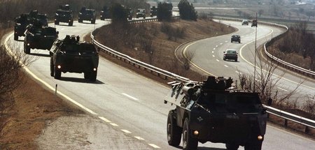 NATO-Militärkonvoi auf dem Weg nach Jugoslawien im Februar 1999