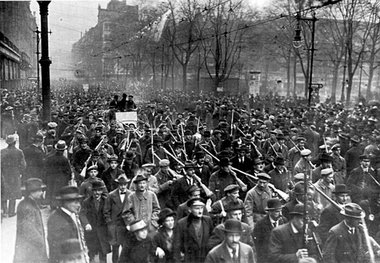 Bewaffnete Arbeiter besetzen am 5.1.1919 das Berliner Zeitungsvi...