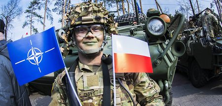 NATO-Fanboy in Flecktarn (Soldat während einer Rast bei einer Tr...