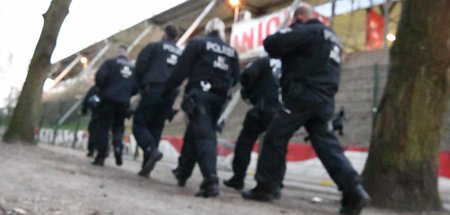 Schlagkräftig: Berliner Polizei am Rande eines Fußballspiels zwi...
