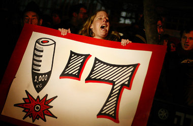 Mehrere hundert Menschen demonstrierten am 1. Januar vor dem Amt...