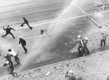 Straßenkämpfe im Februar 1974 nach der Räumung besetzter Häuser ...