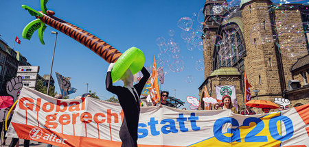 Ungern gesehen: Friedlicher Protest von ATTAC gegen Steuerraub u...