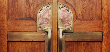 Hinter der rotbraunen Tür – Eingang zum ehemaligen Nietzsche-Arc...