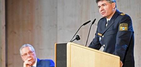 Gipfelplaner Innenminister Herrmann und Manfred Hauser (r.), Pol...