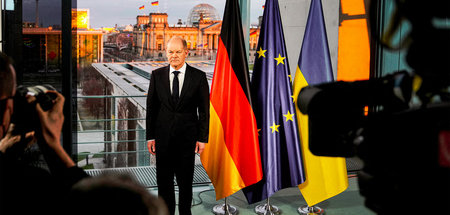 Olaf Scholz posiert vor Kameras nach seiner Fernsehansprache am ...