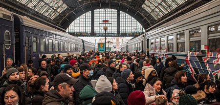 Menschen am Bahnhof von Lwiw versuchen in einen Zug nach Polen z...