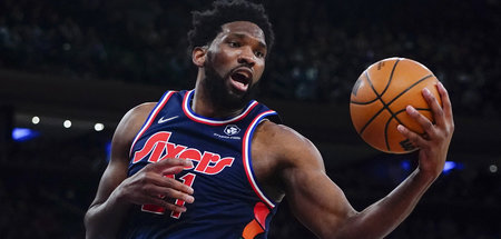 Joel Embiid von den Philadelpbhia 76ers in voller Aktion (27.2.2... Joel Embiid von den Philadelpbhia 76ers in voller Aktion (27.2.2...