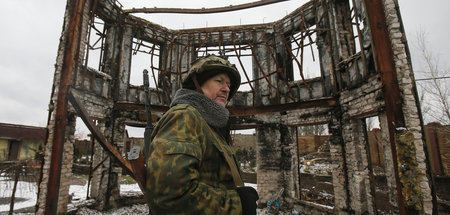 Soldat der »Volksrepublik Donezk« im Februar 2015 vor einem von ...