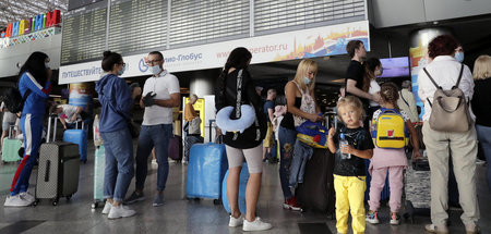 Devisenquelle: Russische Passagiere im Flughafen Moskau-Schereme...