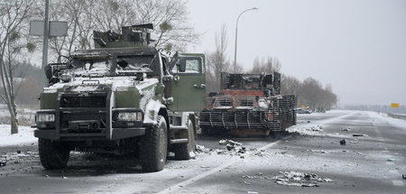 Zerstörte Militärfahrzeuge auf einer Straße Richtung Charkiw am ...
