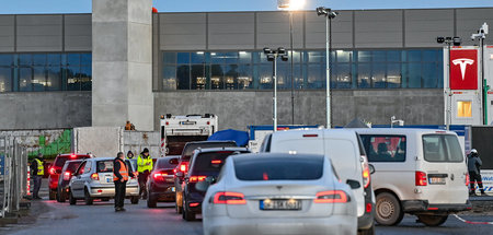 War fällig: Beschäftigte in der »Gigafactory« haben jetzt eine B... War fällig: Beschäftigte in der »Gigafactory« haben jetzt eine B...