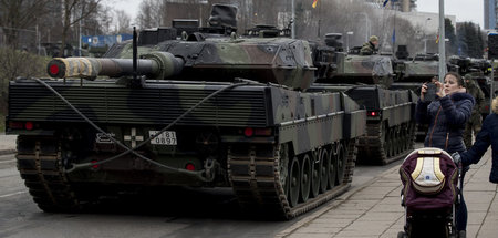 Bundeswehr-Panzer bei Parade zum Tag der Streitkräfte in Litauen...