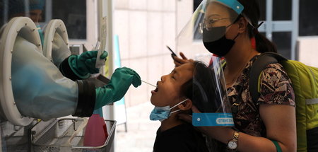 Strenges Testregime. In einem Bahnhof in Beijing, 6. August 2021