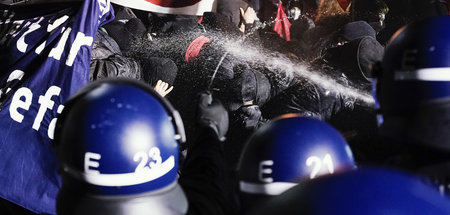 Literweise Pfefferspray feuern die Behelmten auf die Demonstrier...