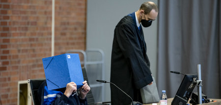 Der Angeklagte nebst Anwalt im Gerichtssaal (Brandenburg an der ...