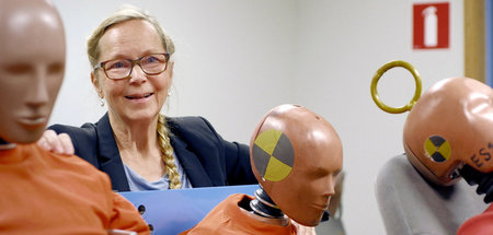 Astrid Linder führt Tests mit ihrem Crashtest-Dummy »Eva« durch