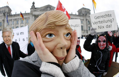 ATTAC-Aktivisten bei einer Protestaktion vorm Reichstag am Freit...
