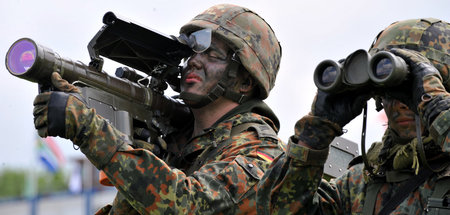 Ein Bundeswehr-Soldat mit einer Stinger-Rakete visiert bei einer...