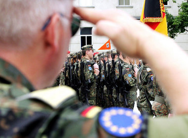 Die Einsatzkräfte der Europäischen Union EUFOR stehen
