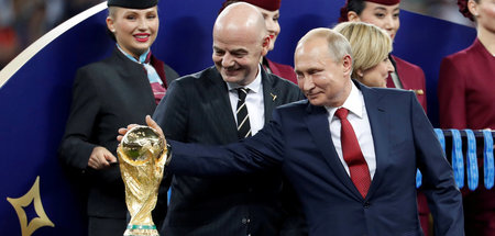 Der Griff zur Trophäe: Wladimir Putin (r.) und FIFA-Präsident Gi...