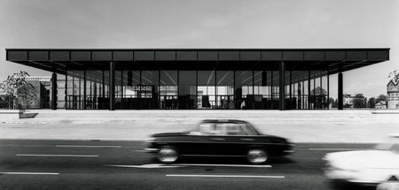 Moderne in Berlin: Die Neue Nationalgalerie auf einer Aufnahme v...