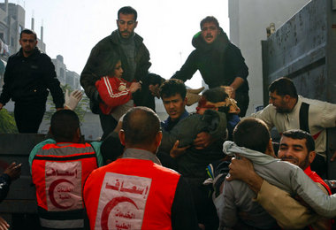 Rettungskräfte bringen Verletzte ins Kamal-Adwan-Hospital in Bei... Rettungskräfte bringen Verletzte ins Kamal-Adwan-Hospital in Bei...
