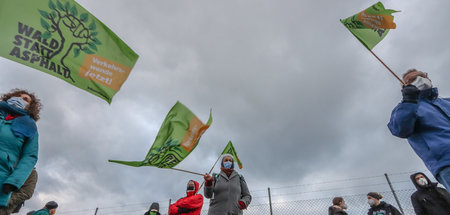 Draußen Solidarität: Demonstration für die Angeklagte vor dem La...