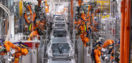 Roboter beim Karosseriebau verschiedener Modelle im BMW-Stammwer