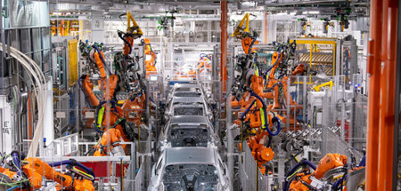 Roboter beim Karosseriebau verschiedener Modelle im BMW-Stammwer