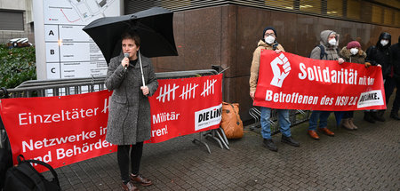 Protest beim Prozessauftakt gegen den mutmaßlichen Drohbriefverf...