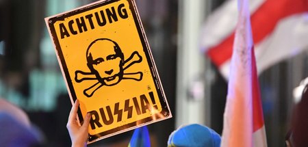 Schild auf einer Demonstration in Warschau (27.2.2022)