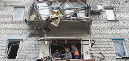 Bewohner Jassinuwatas entfernen am Mittwoch Trümmer aus einem Wo...